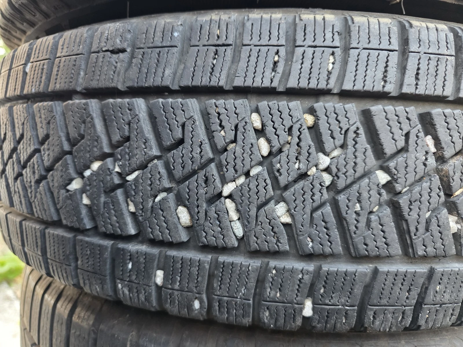 Гуми Зимни 195/65R16, снимка 2 - Гуми и джанти - 56664378