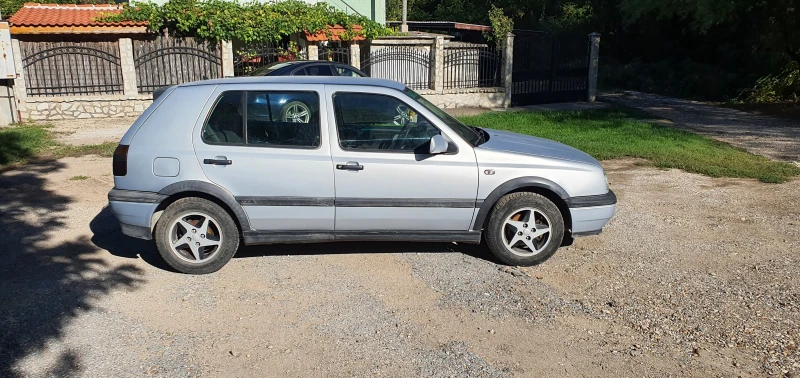 VW Golf 1.6, снимка 4 - Автомобили и джипове - 47500609