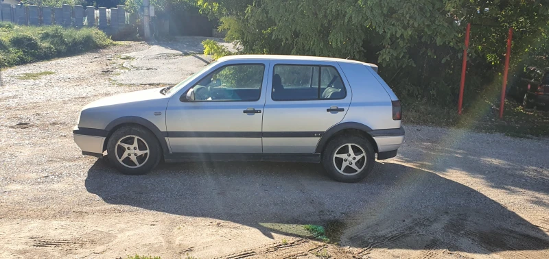 VW Golf 1.6, снимка 7 - Автомобили и джипове - 47500609