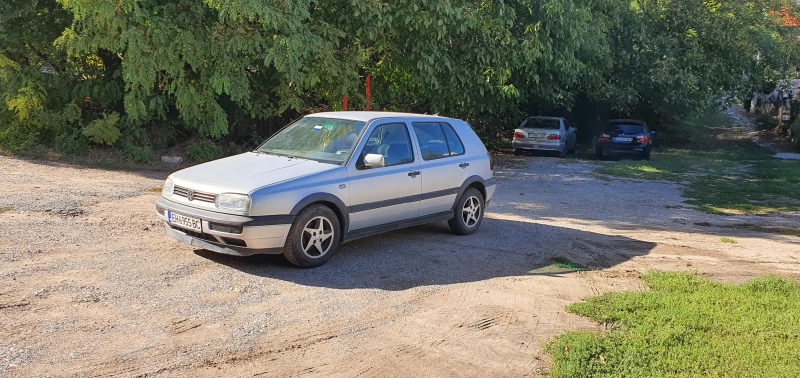 VW Golf 1.6, снимка 1 - Автомобили и джипове - 47500609