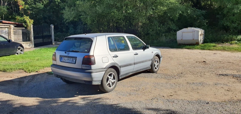 VW Golf 1.6, снимка 3 - Автомобили и джипове - 47500609