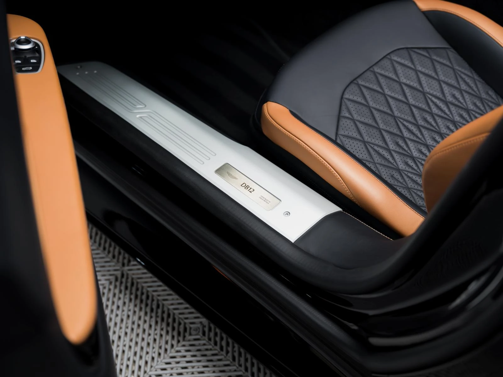 Aston Martin DB12 Volante* B&W* 360* ������ | Mobile.bg � ����������� 11