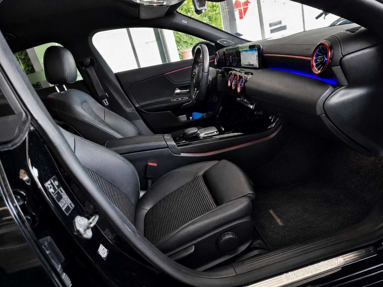 Mercedes-Benz CLA 220 220d Limited Edition 245hp 8G| AMBIENT| LED| CAMER, снимка 11 - Автомобили и джипове - 55249149