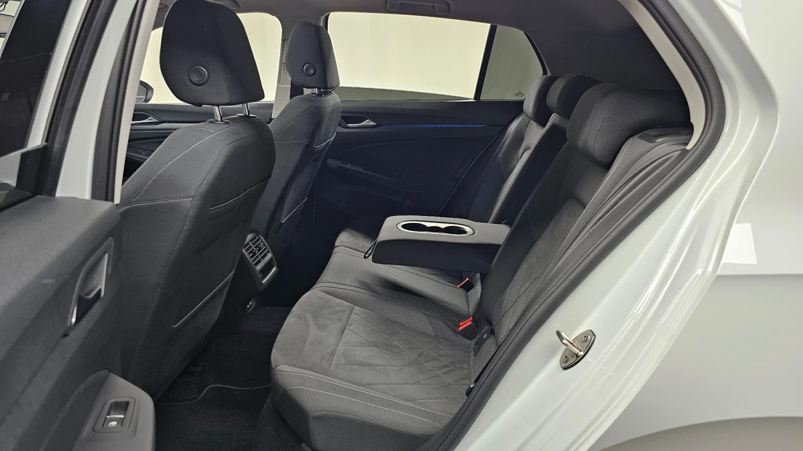 VW Golf 2.0 TDI Prestige | HUD | Адаптивен круиз | Масаж, снимка 11 - Автомобили и джипове - 55663206
