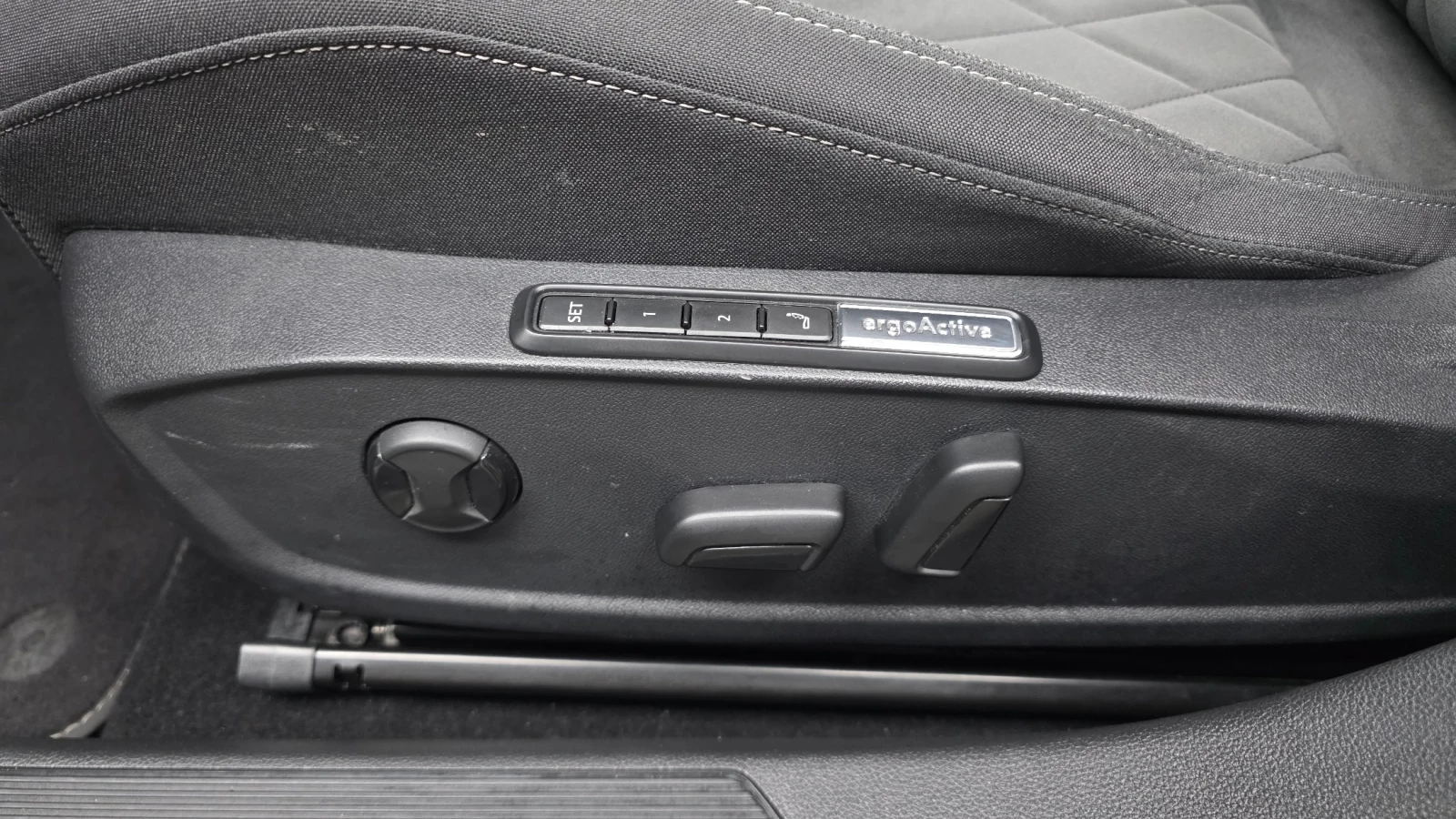VW Golf 2.0 TDI Prestige | HUD | Адаптивен круиз | Масаж, снимка 16 - Автомобили и джипове - 55663206