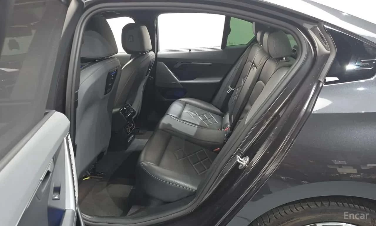 BMW 530 530i xDrive M Sport, снимка 11 - Автомобили и джипове - 55663900