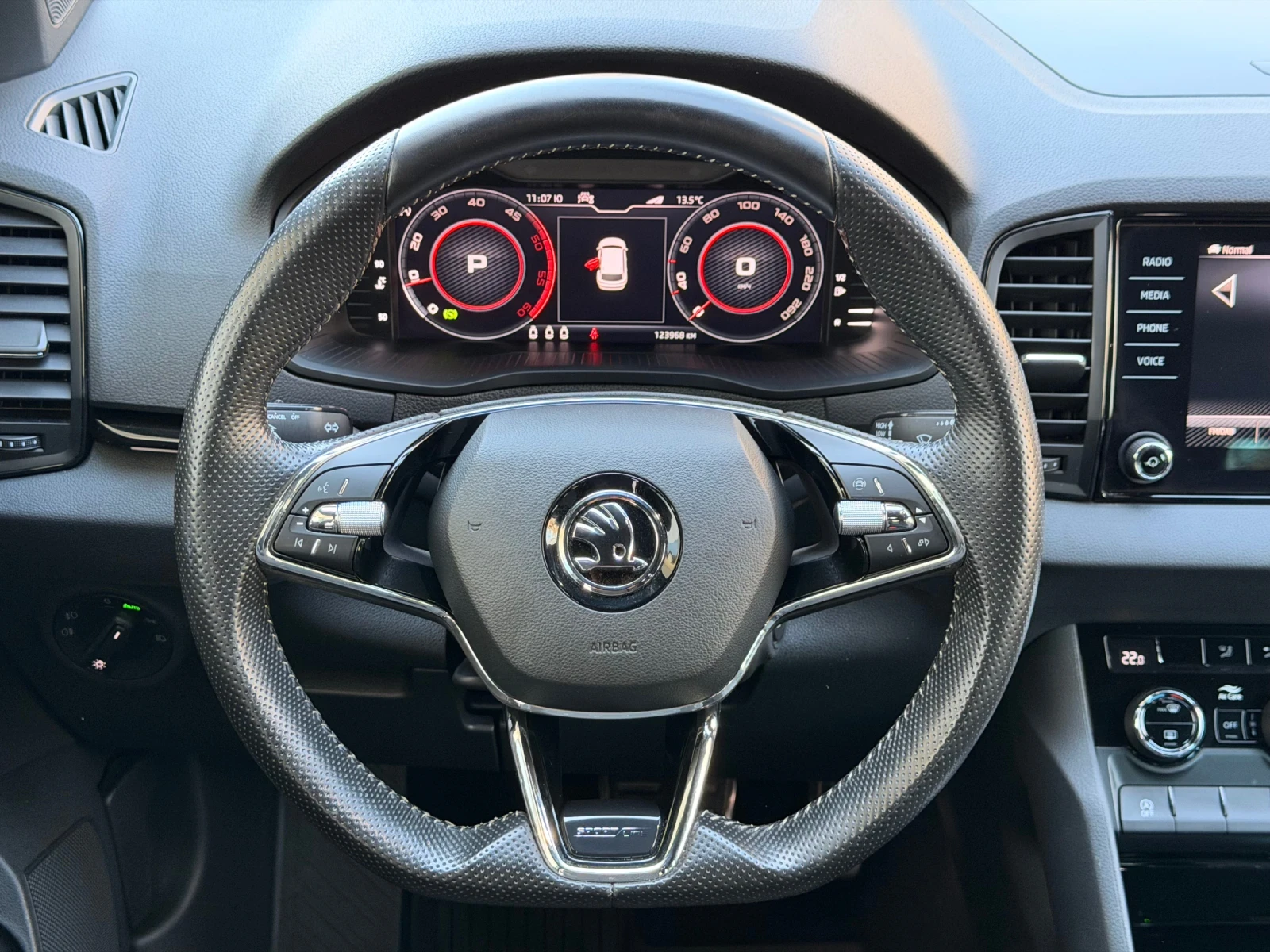 Skoda Karoq 2.0TDI / DSG / КАМЕРА / SPORT LINE, снимка 13 - Автомобили и джипове - 53857737