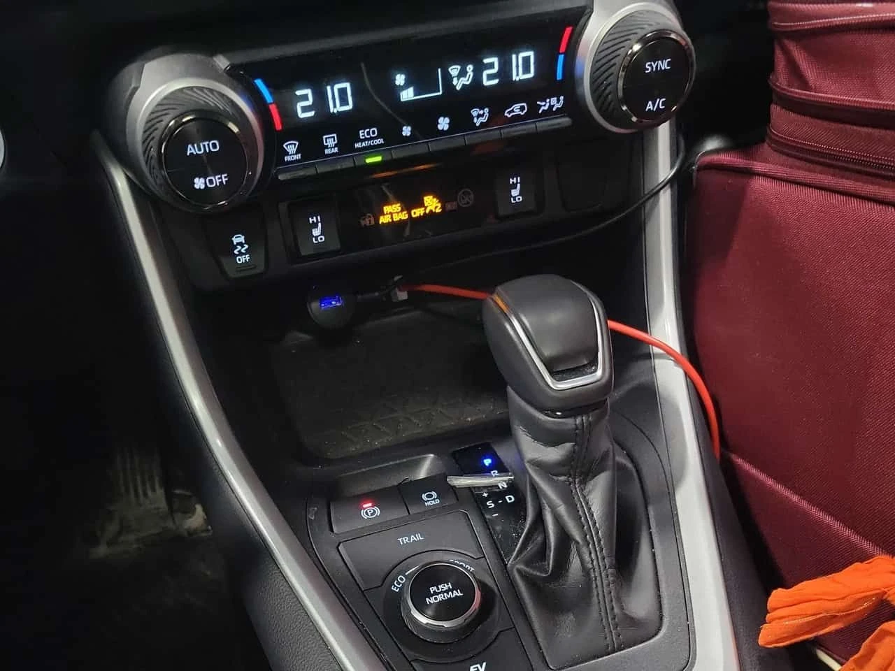 Toyota Rav4 * Hybrid XLE * CARFAX * ПАНО * KEYLESS * ПОДГРЕВИ, снимка 11 - Автомобили и джипове - 54038664