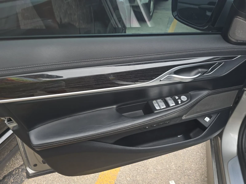 BMW 750 i xDrive M SPORT LINE, снимка 9 - Автомобили и джипове - 53339333