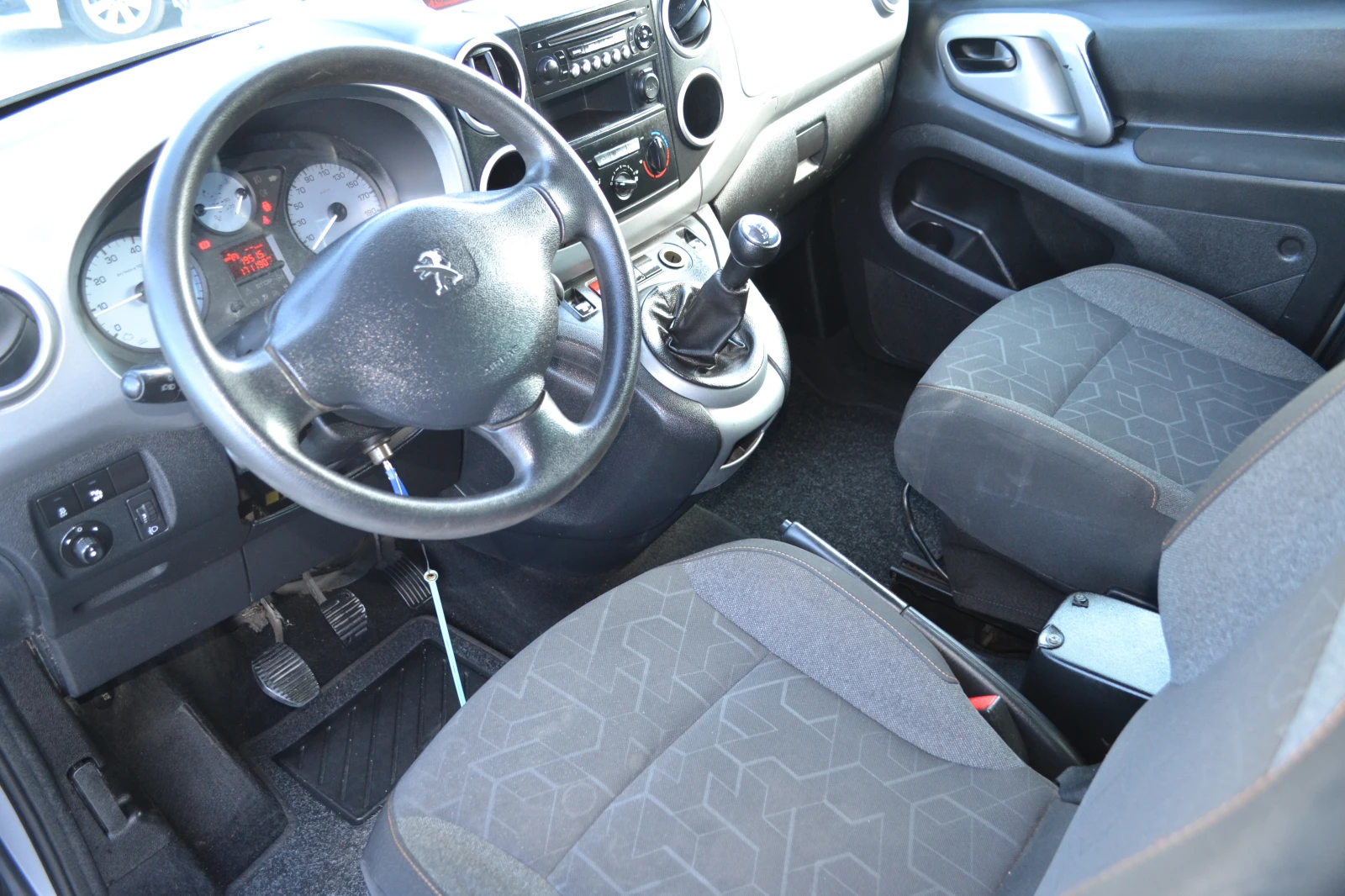 Peugeot Partner 1.6HDI-171000K.M - изображение 9
