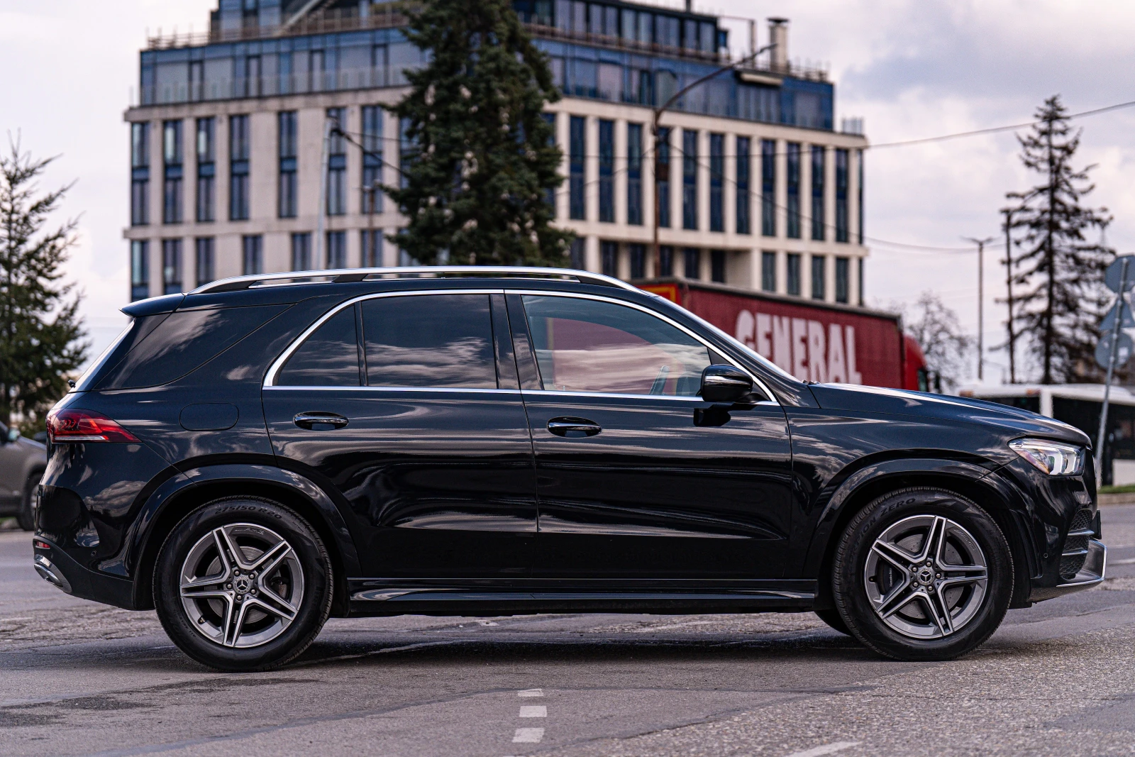 Mercedes-Benz GLE 350 4matic AMG Multibeam led Panorama 360(КАПАРИРАНА) - изображение 4