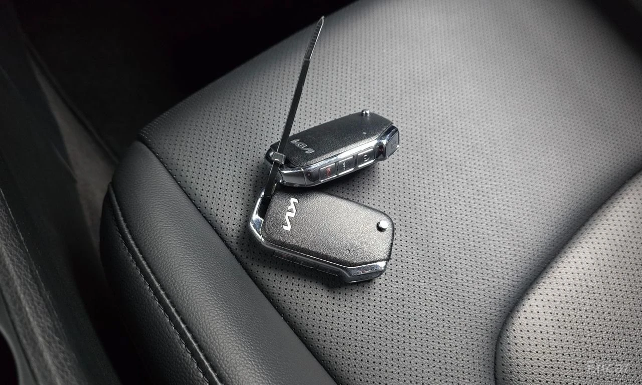 Kia Sportage 2.0D Trendy* HARMAN KARDON* ПОДГРЕВ* КАМЕРА* , снимка 13 - Автомобили и джипове - 54748881