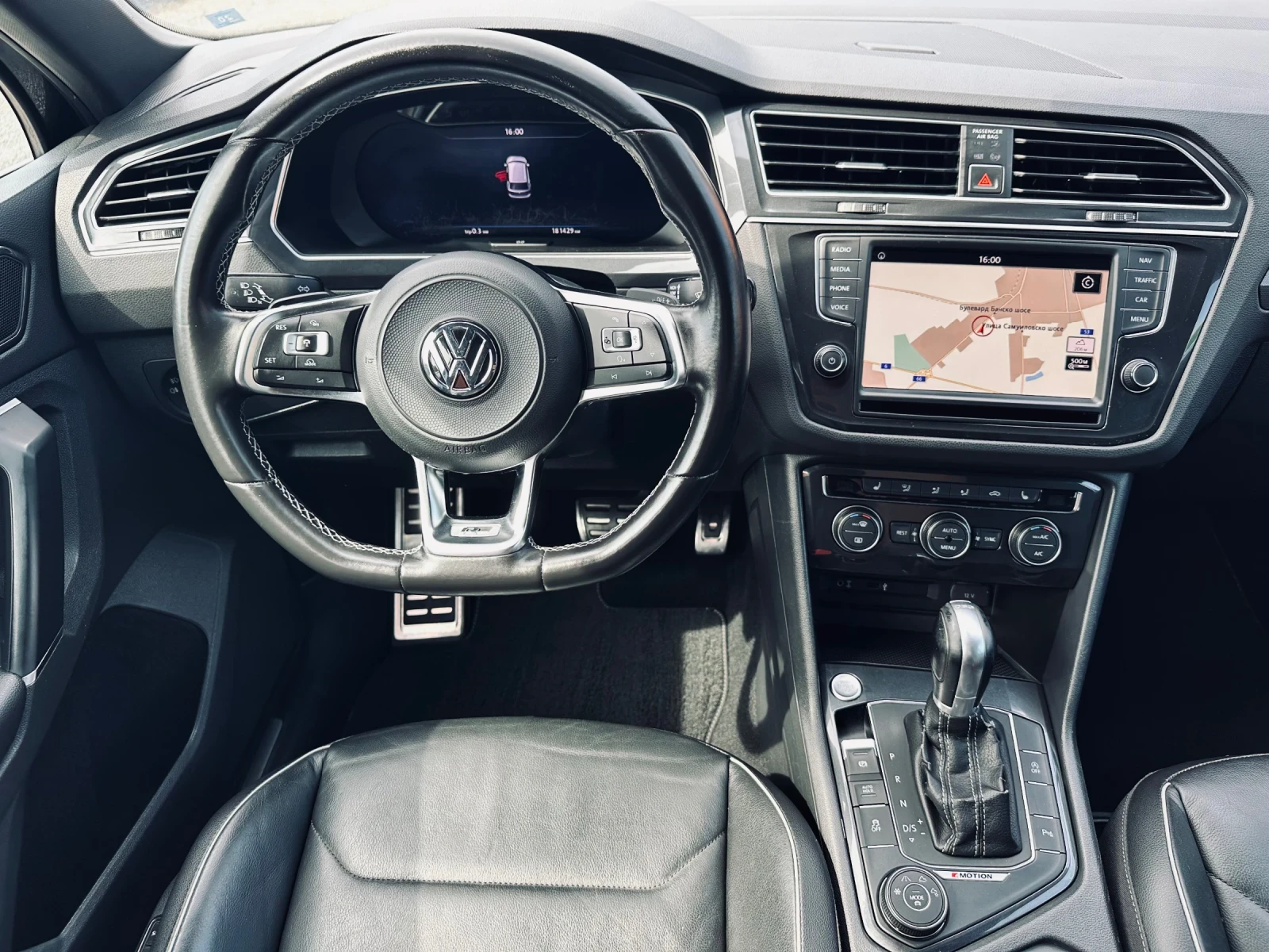 VW Tiguan R-line/TDI/4-mition/Distronic/Keyless, снимка 12 - Автомобили и джипове - 54795650