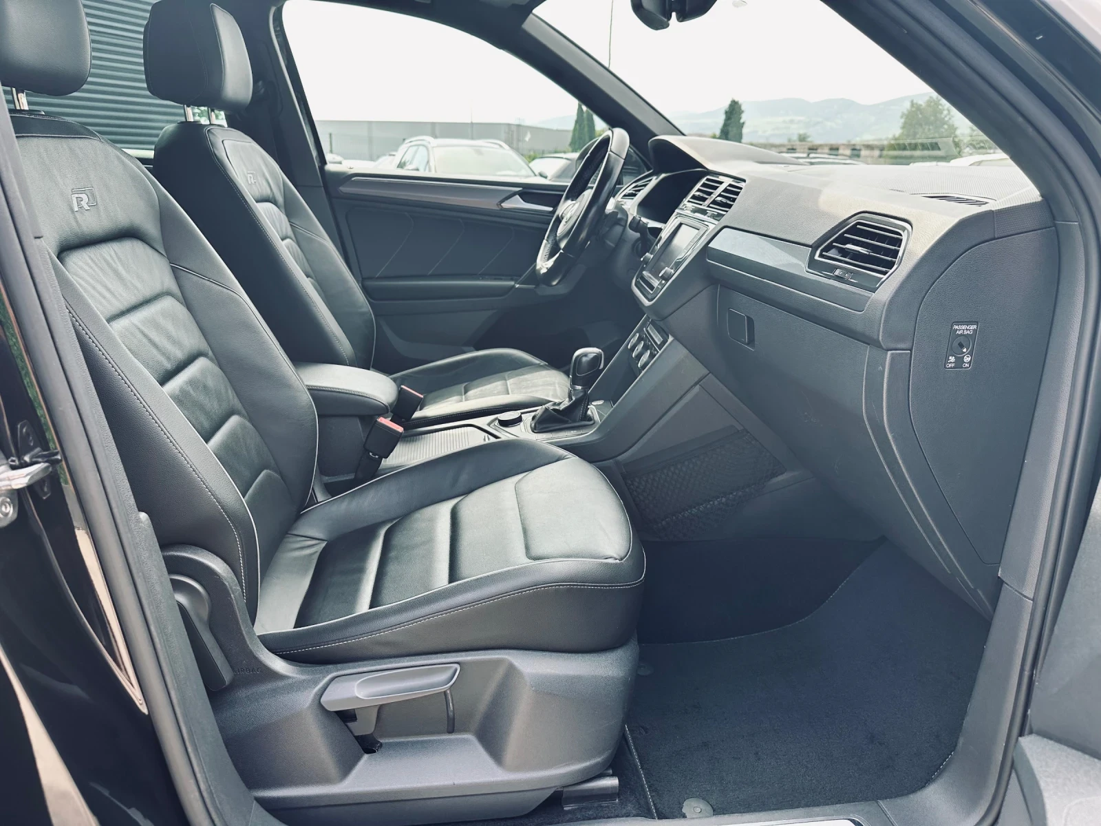 VW Tiguan R-line/TDI/4-mition/Distronic/Keyless, снимка 14 - Автомобили и джипове - 54795650
