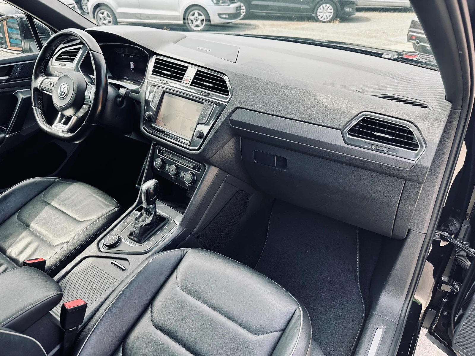 VW Tiguan R-line/TDI/4-mition/Distronic/Keyless, снимка 15 - Автомобили и джипове - 54795650