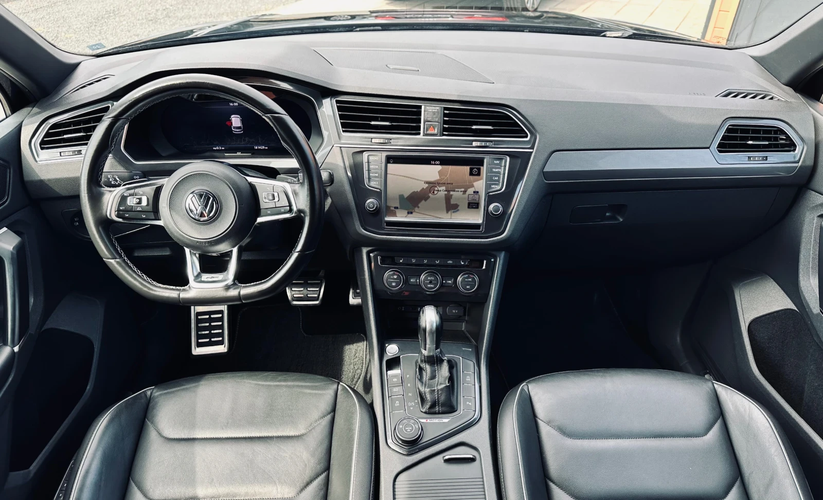 VW Tiguan R-line/TDI/4-mition/Distronic/Keyless, снимка 11 - Автомобили и джипове - 54795650