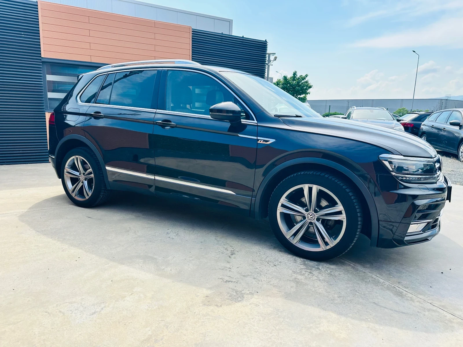 VW Tiguan R-line/TDI/4-mition/Distronic/Keyless, снимка 4 - Автомобили и джипове - 54795650