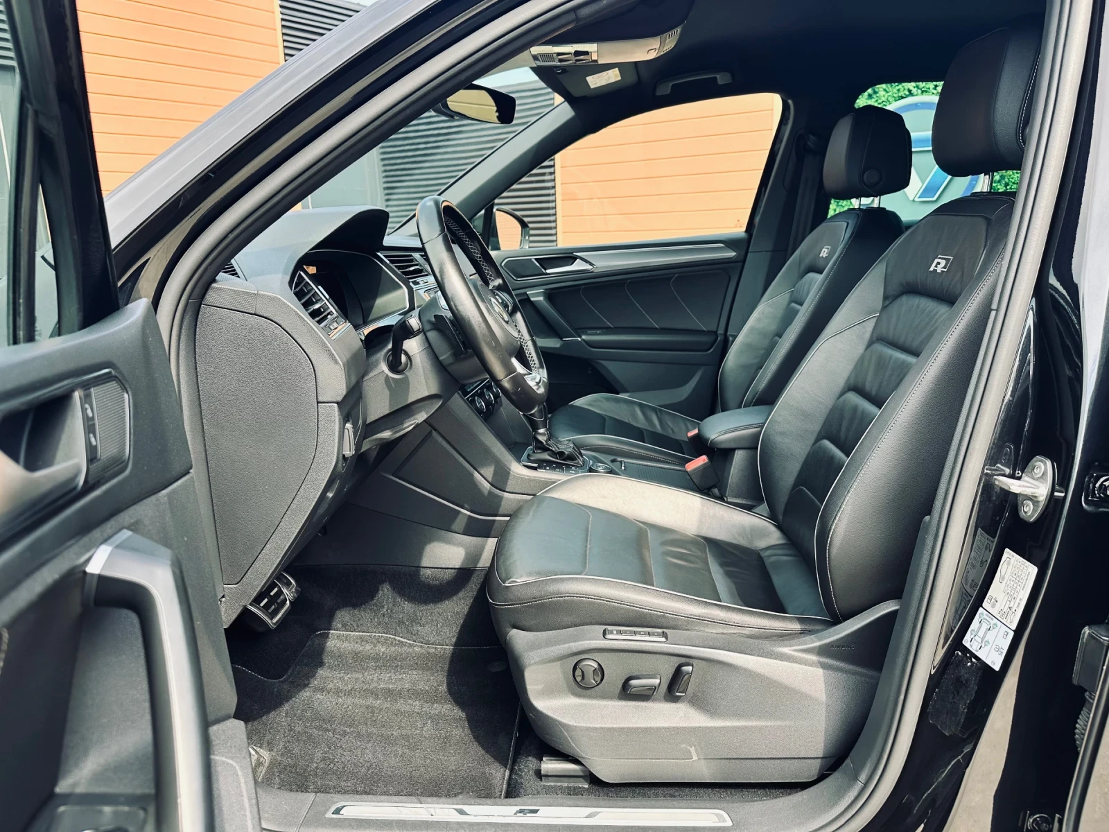VW Tiguan R-line/TDI/4-mition/Distronic/Keyless, снимка 8 - Автомобили и джипове - 54795650