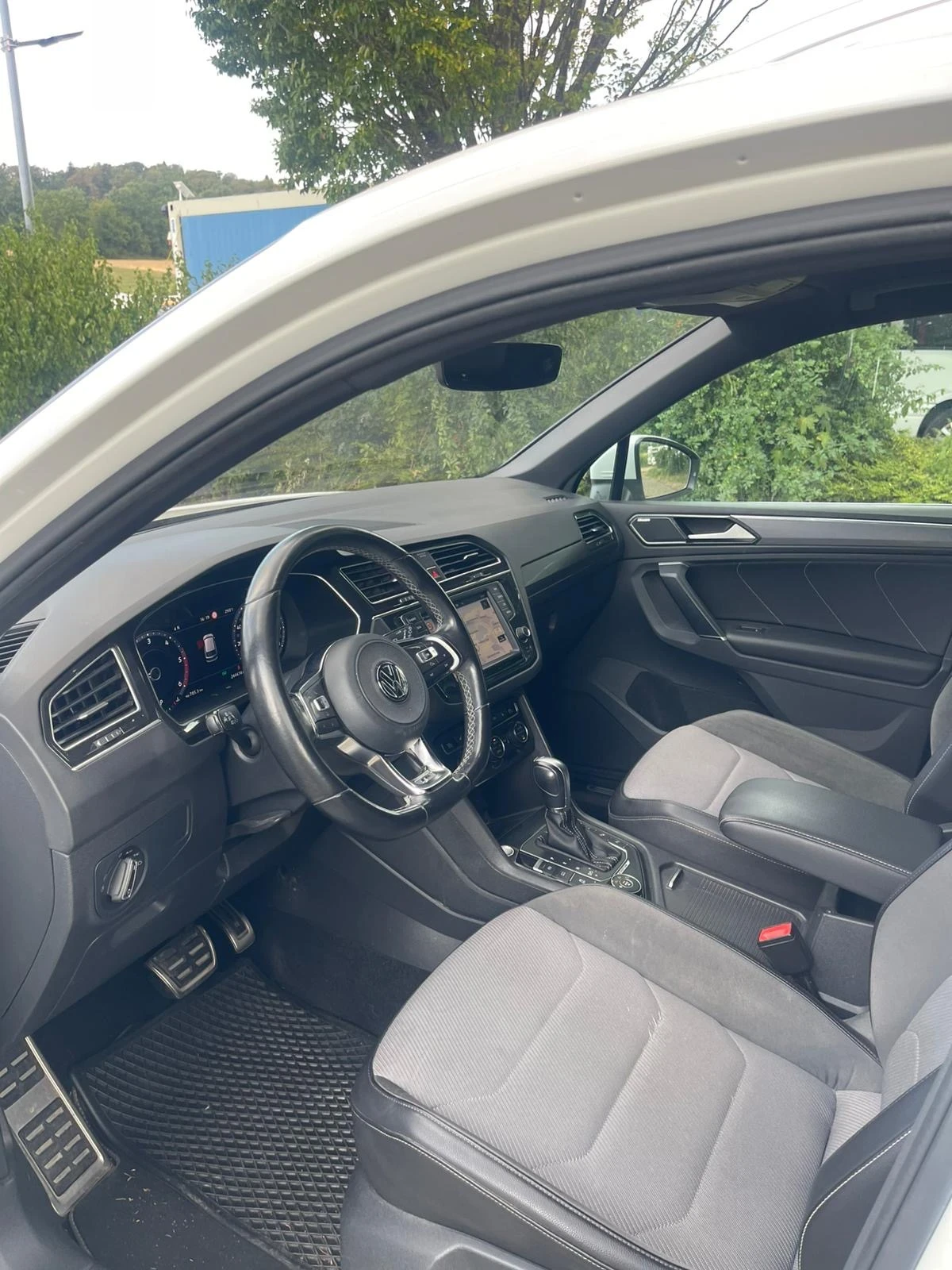 VW Tiguan 2.0D 190 k. / 4x4 / RL / FULL /, снимка 7 - Автомобили и джипове - 56714457