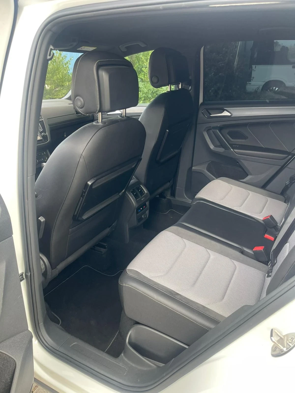 VW Tiguan 2.0D 190 k. / 4x4 / RL / FULL /, снимка 8 - Автомобили и джипове - 56714457