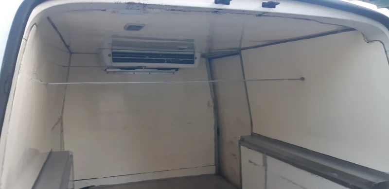 VW Transporter 1.9 TDI 105кс Хладилен, снимка 8 - Бусове и автобуси - 52921669
