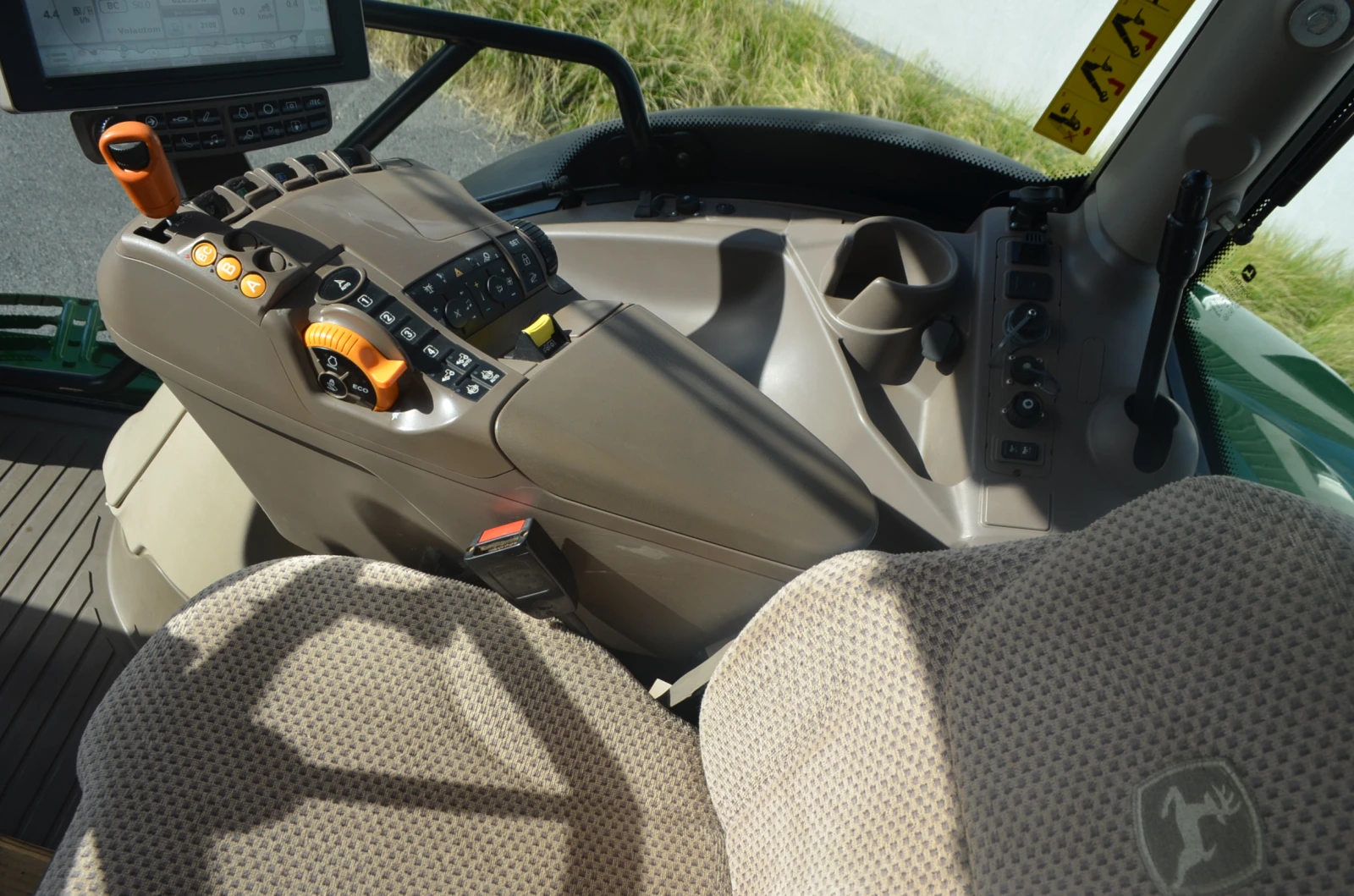 Трактор John Deere  6215R Direct Drive, снимка 10 - Селскостопанска техника - 56071849