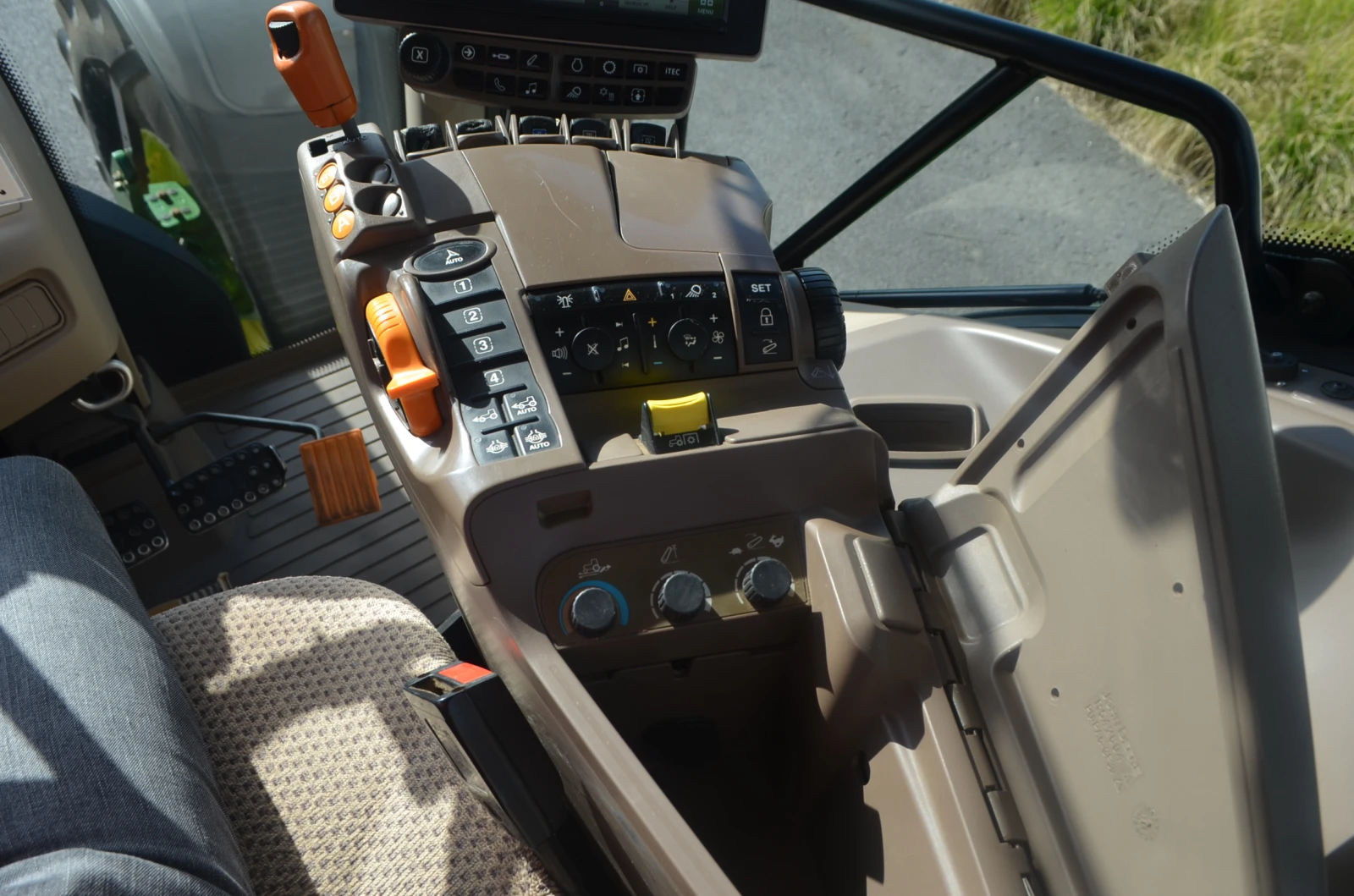 Трактор John Deere  6215R Direct Drive, снимка 12 - Селскостопанска техника - 56071849
