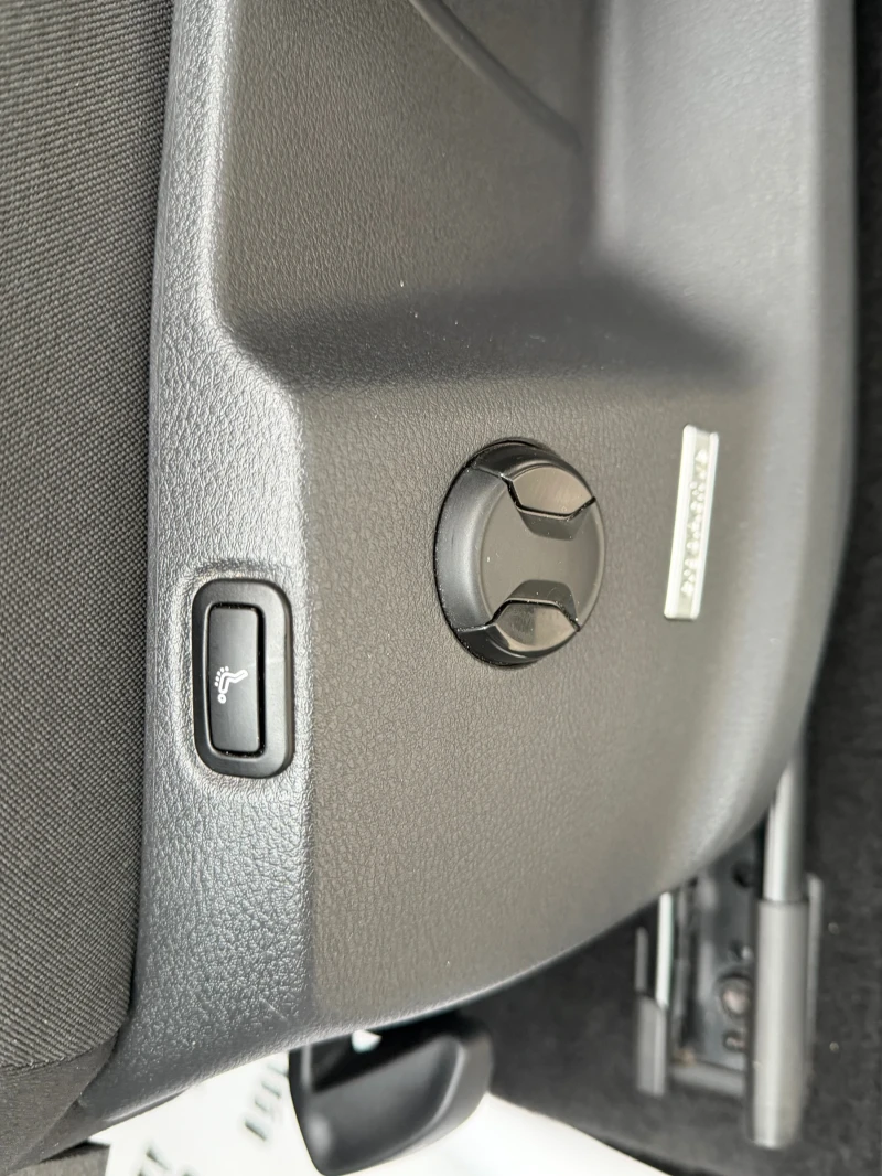 VW Touran 2.0 TDI Highline, снимка 14 - Автомобили и джипове - 53436894