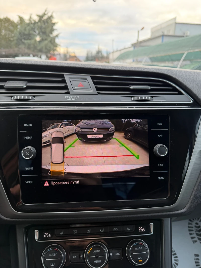 VW Touran 2.0 TDI Highline, снимка 13 - Автомобили и джипове - 53436894