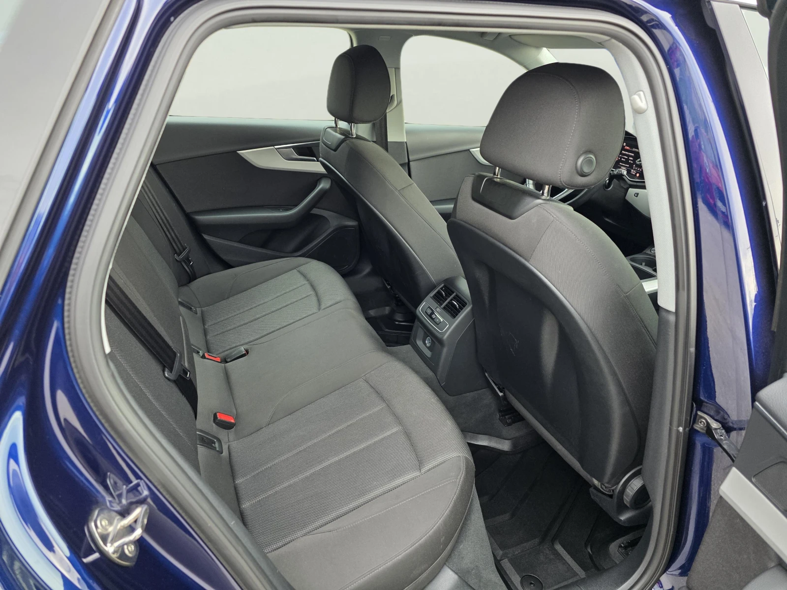 Audi A4 2.0 Diesel MildHybrid, снимка 11 - Автомобили и джипове - 54528814