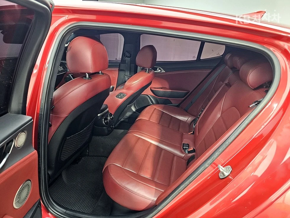 Kia Stinger 3.3L twin-turbo V6 GT, снимка 6 - Автомобили и джипове - 54833356