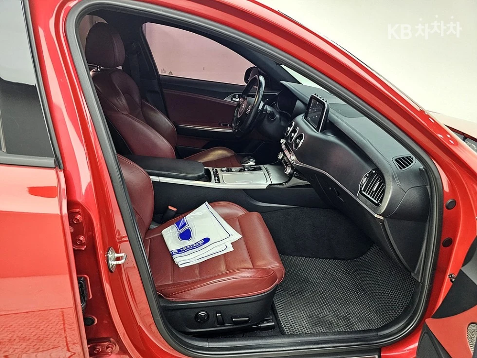 Kia Stinger 3.3L twin-turbo V6 GT, снимка 7 - Автомобили и джипове - 54833356