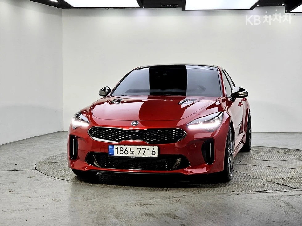 Kia Stinger 3.3L twin-turbo V6 GT, снимка 2 - Автомобили и джипове - 54833356
