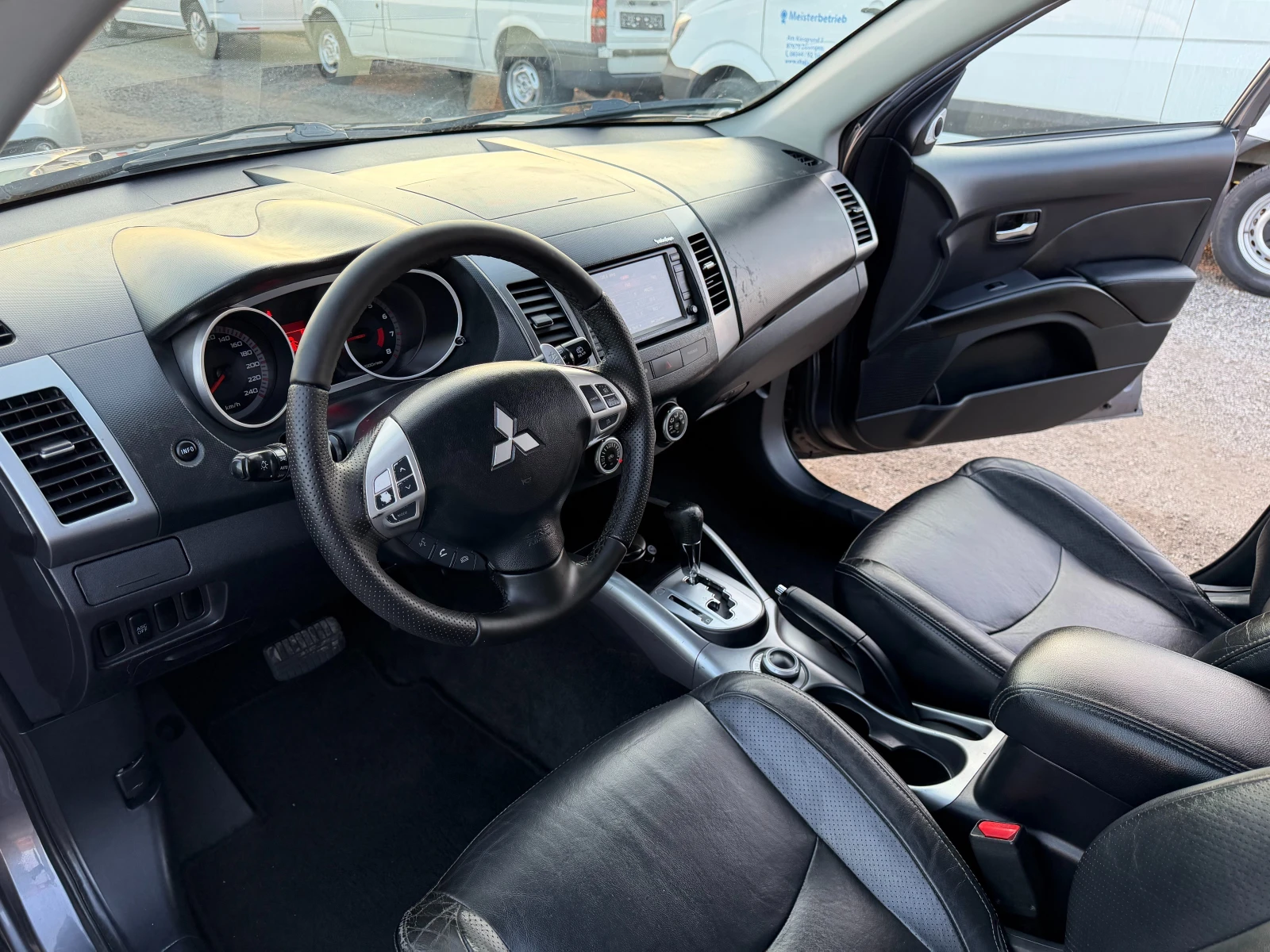 Mitsubishi Outlander 2.4 ГЪРЦИЯ ТОП ТОП ТОП АВТОМАТ, снимка 10 - Автомобили и джипове - 53759449