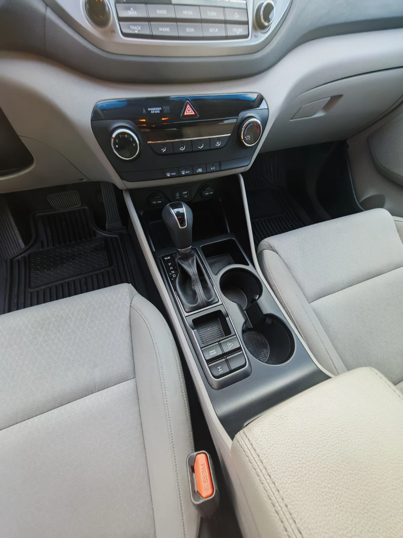 Hyundai Tucson 2.0 GDI 4x4 Автомат, снимка 11 - Автомобили и джипове - 53863690