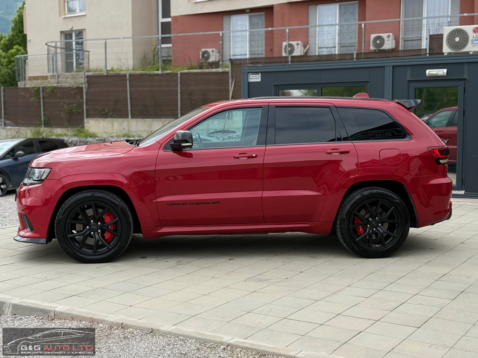 Jeep Grand cherokee SRT/6.4HEMI/V8/376HP/CAM/PANO/NAVI/4X4/BLACKOPTIC, снимка 3 - Автомобили и джипове - 54595079