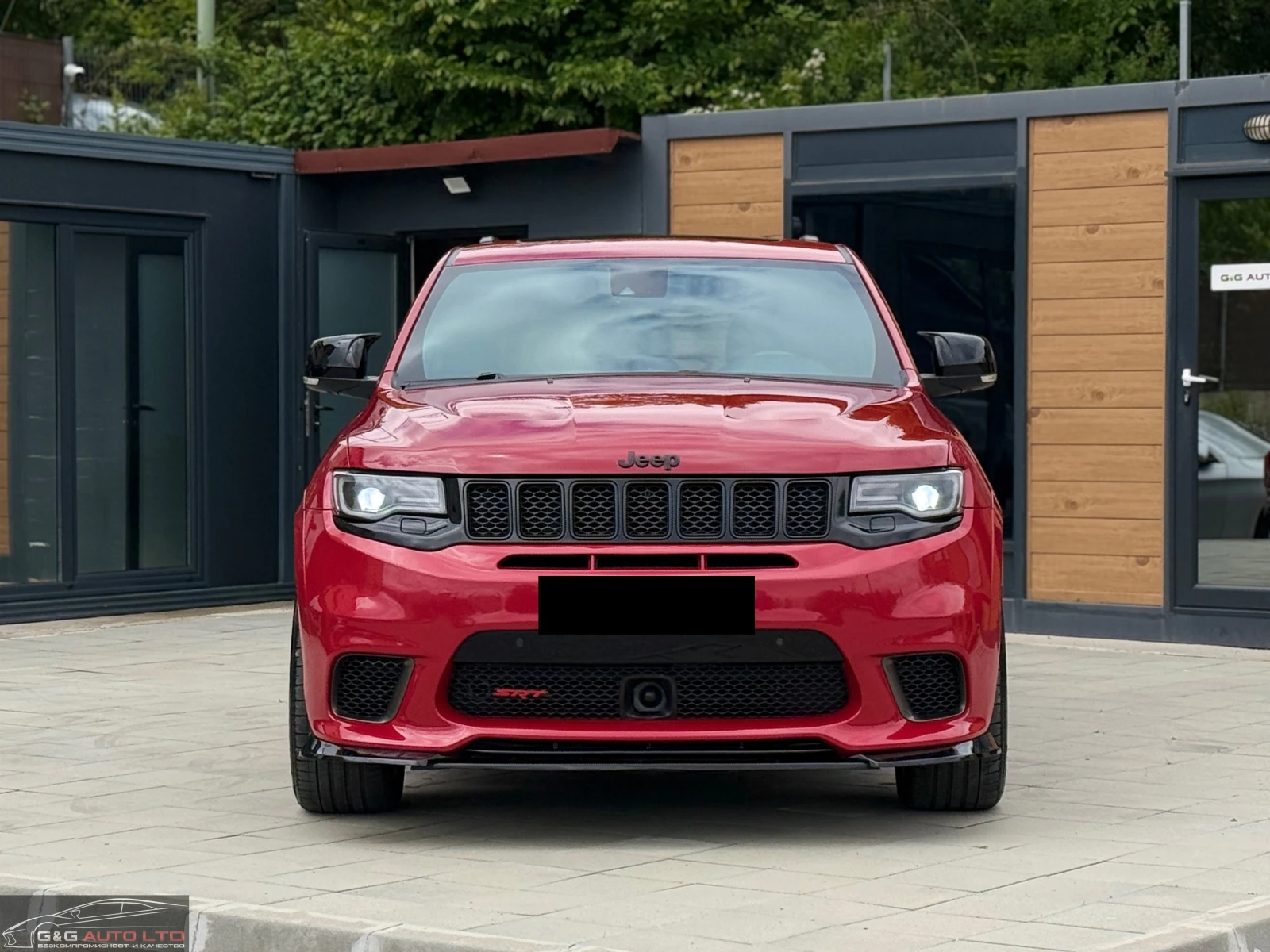 Jeep Grand cherokee SRT/6.4HEMI/V8/376HP/CAM/PANO/NAVI/4X4/BLACKOPTIC, снимка 2 - Автомобили и джипове - 54595079