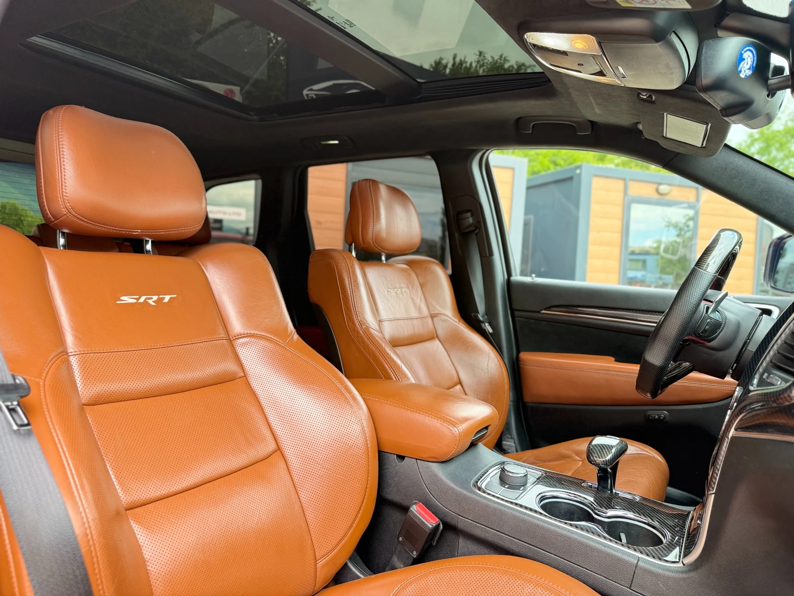 Jeep Grand cherokee SRT/6.4HEMI/V8/376HP/CAM/PANO/NAVI/4X4/BLACKOPTIC, снимка 12 - Автомобили и джипове - 54595079