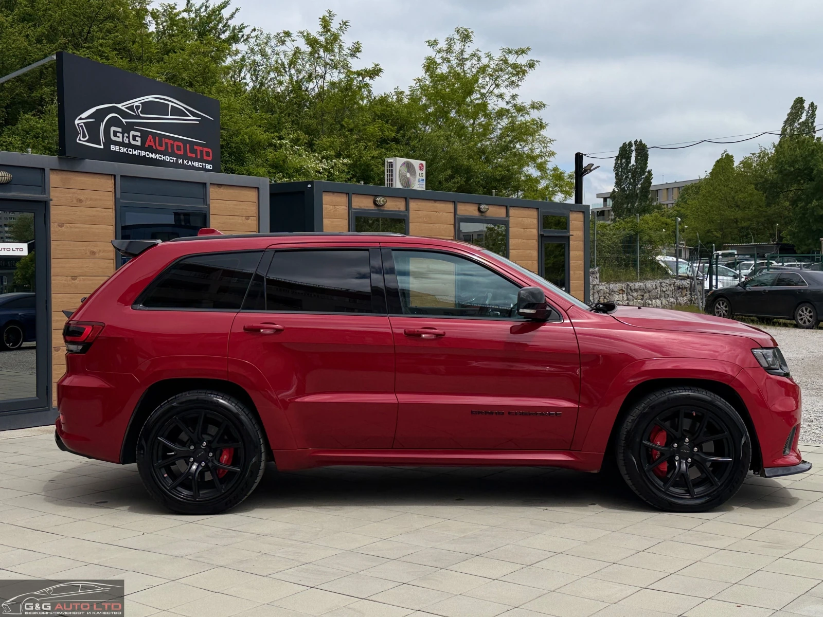 Jeep Grand cherokee SRT/6.4HEMI/V8/376HP/CAM/PANO/NAVI/4X4/BLACKOPTIC, снимка 6 - Автомобили и джипове - 54595079