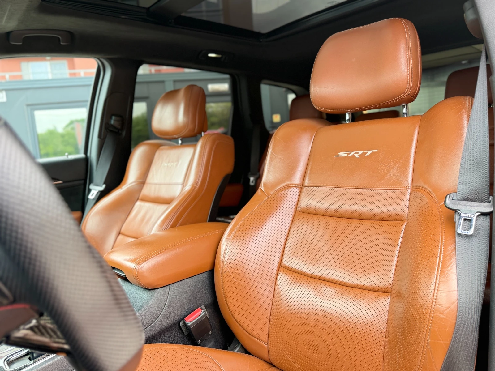 Jeep Grand cherokee SRT/6.4HEMI/V8/376HP/CAM/PANO/NAVI/4X4/BLACKOPTIC, снимка 11 - Автомобили и джипове - 54595079