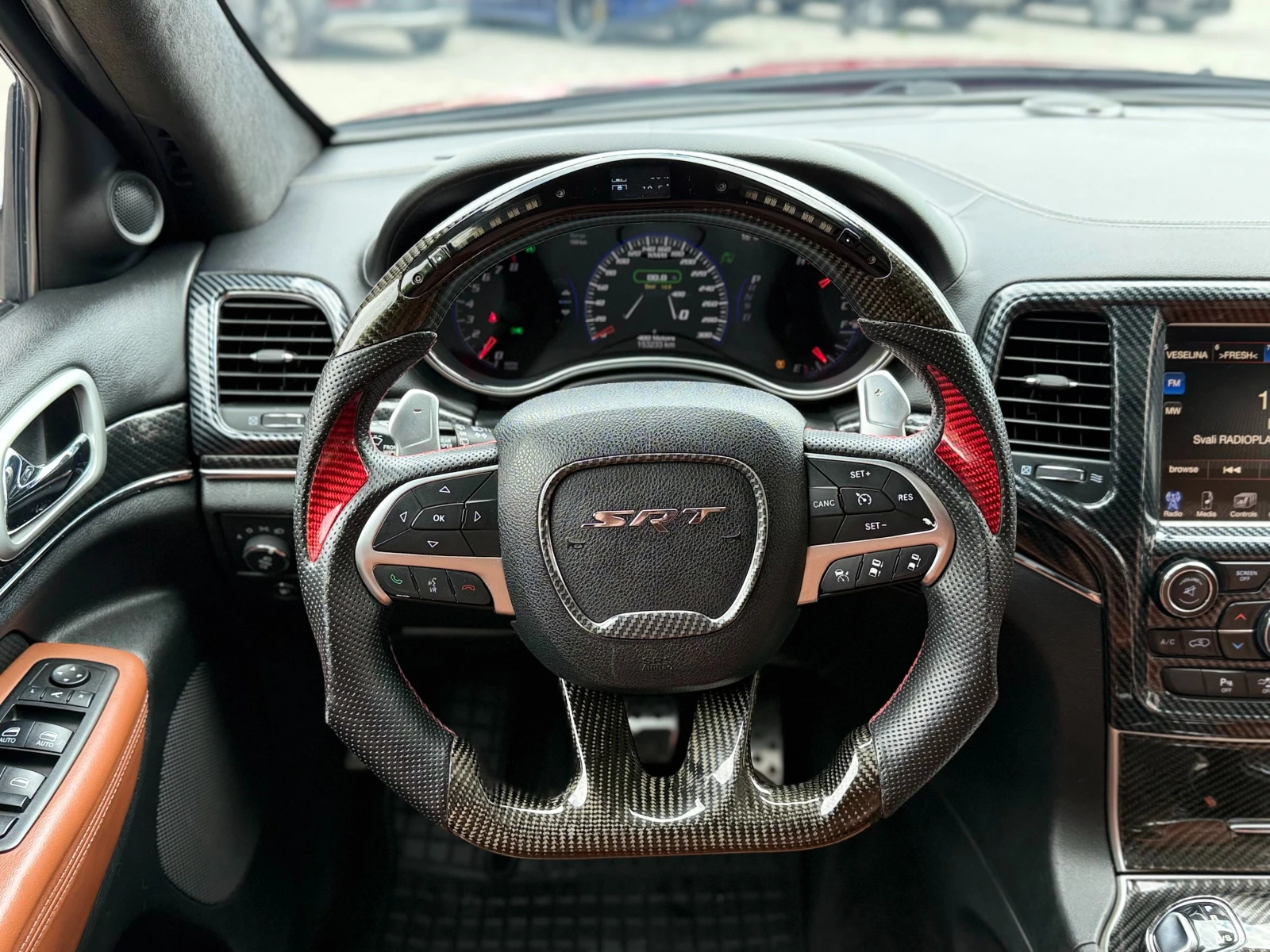 Jeep Grand cherokee SRT/6.4HEMI/V8/376HP/CAM/PANO/NAVI/4X4/BLACKOPTIC, снимка 9 - Автомобили и джипове - 54595079
