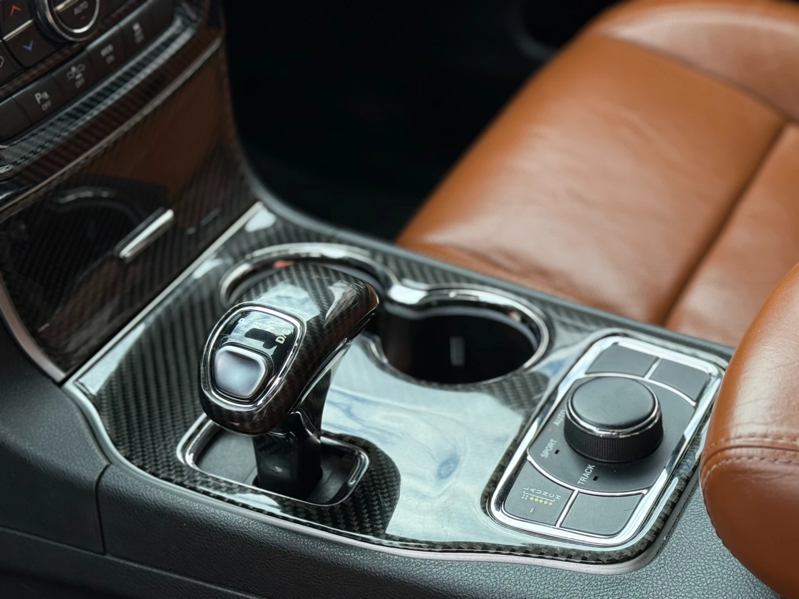 Jeep Grand cherokee SRT/6.4HEMI/V8/376HP/CAM/PANO/NAVI/4X4/BLACKOPTIC, снимка 15 - Автомобили и джипове - 54595079