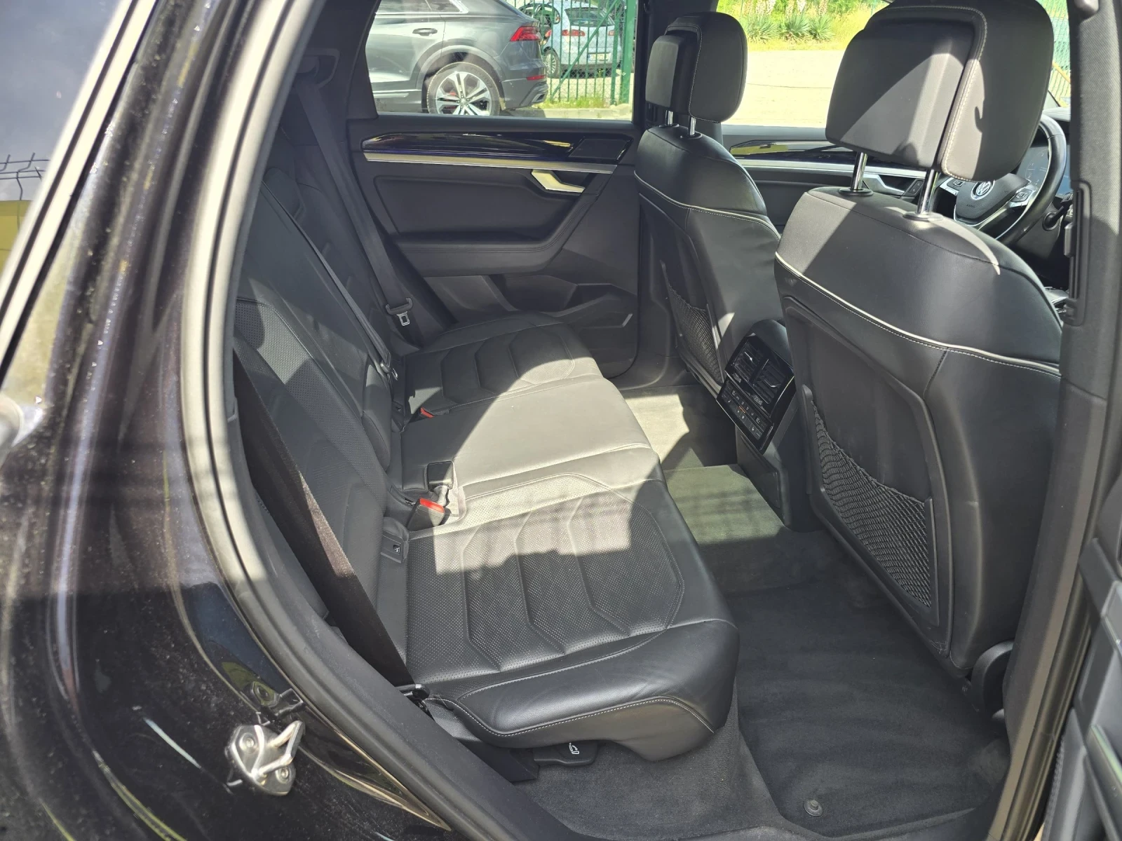VW Touareg 3.0TDI/SPORT/AIR/ЗАВИВАЩ ЗАДЕН МОСТ, снимка 11 - Автомобили и джипове - 54916450