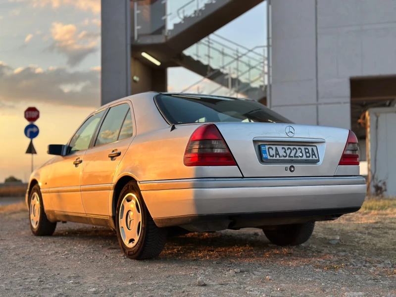 Mercedes-Benz C 180, снимка 3 - Автомобили и джипове - 47597627