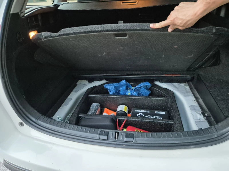 Toyota Auris, снимка 9 - Автомобили и джипове - 52685319