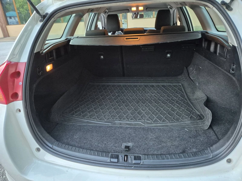 Toyota Auris, снимка 8 - Автомобили и джипове - 52685319