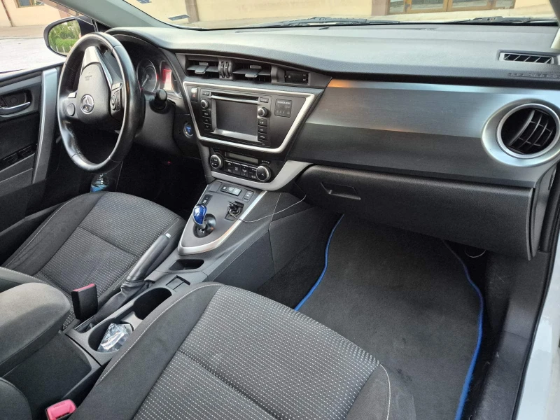 Toyota Auris, снимка 4 - Автомобили и джипове - 52685319