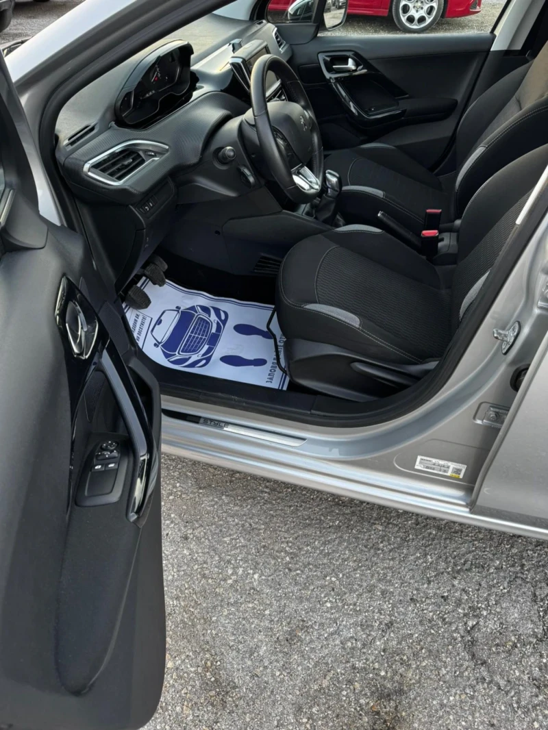Peugeot 208 1.2i, EURO 6, FACELIFT, 90000 km , снимка 9 - Автомобили и джипове - 52450349