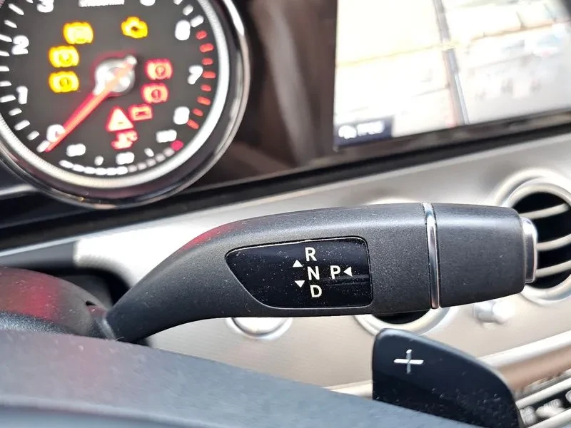 Mercedes-Benz E 200 Avantgarde, снимка 9 - Автомобили и джипове - 56018329