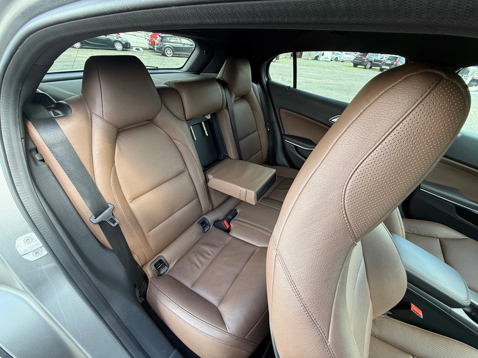 Mercedes-Benz GLA 180 MATT ED. AUT. NAVI ШВЕЙЦАРИЯ, снимка 13 - Автомобили и джипове - 54085853